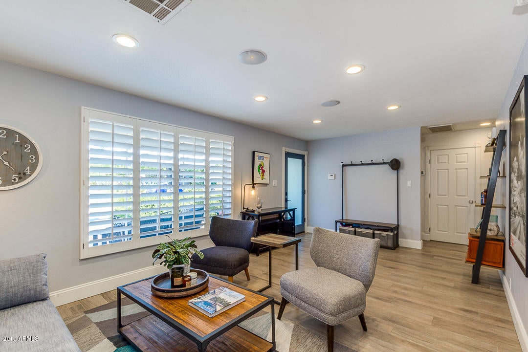 4113 E Minnezona Avenue
