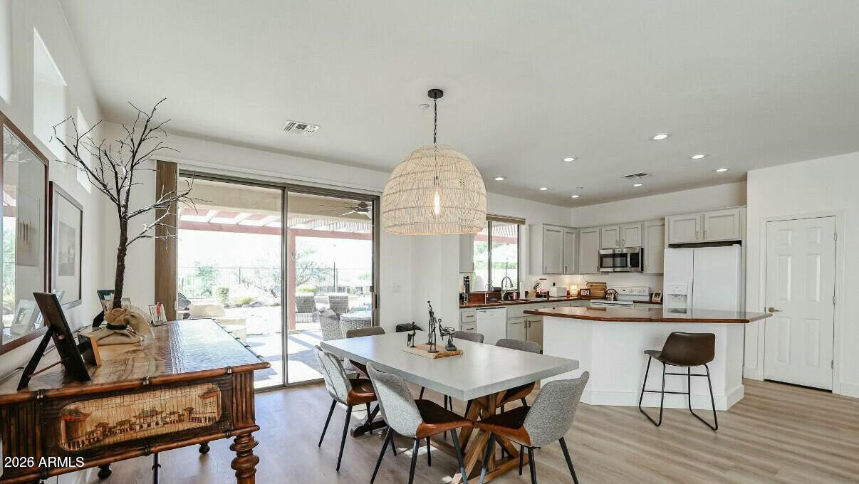 2423 W SHADOW GLEN Court