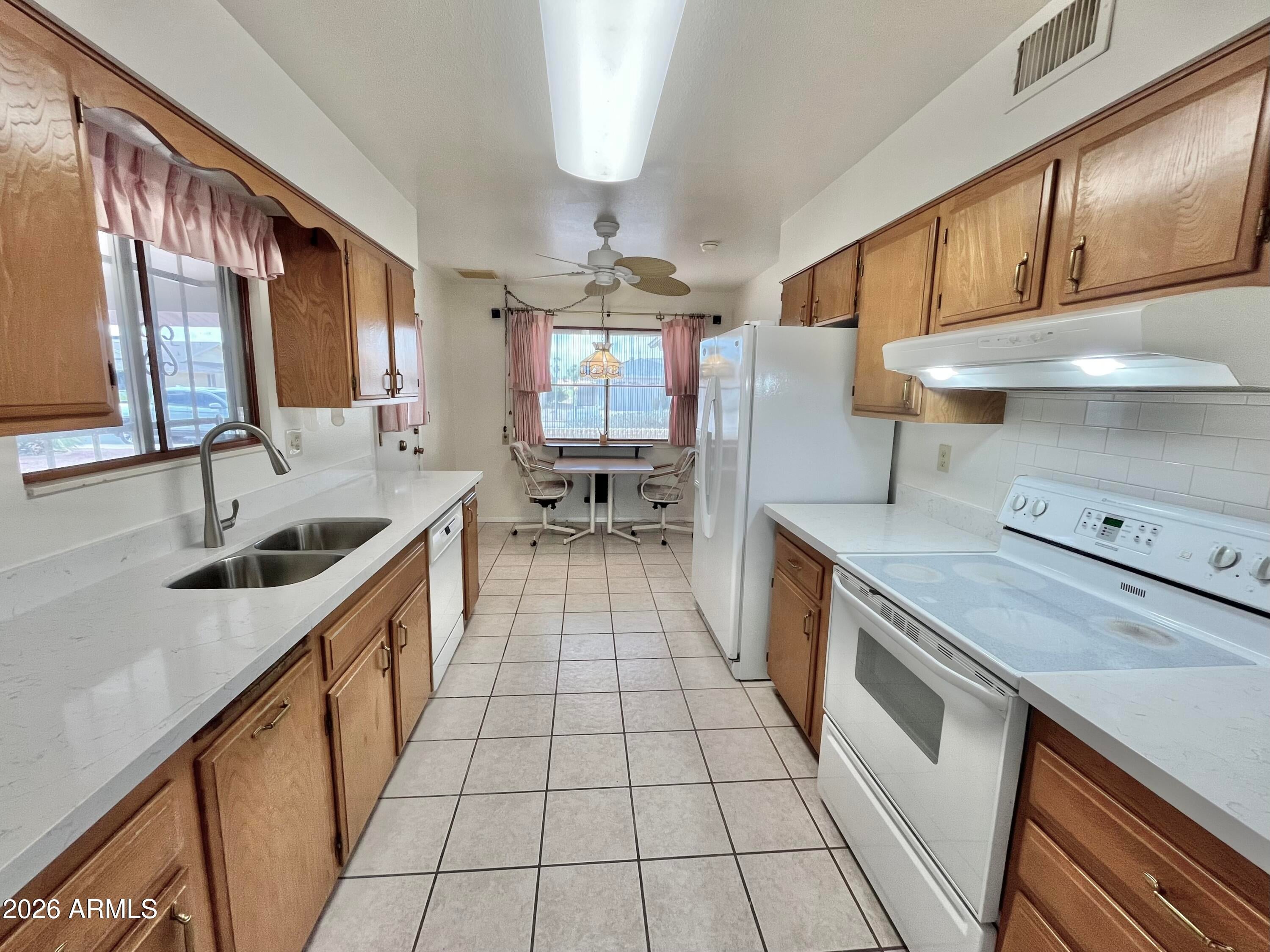 10527 W PRAIRIE HILLS Circle