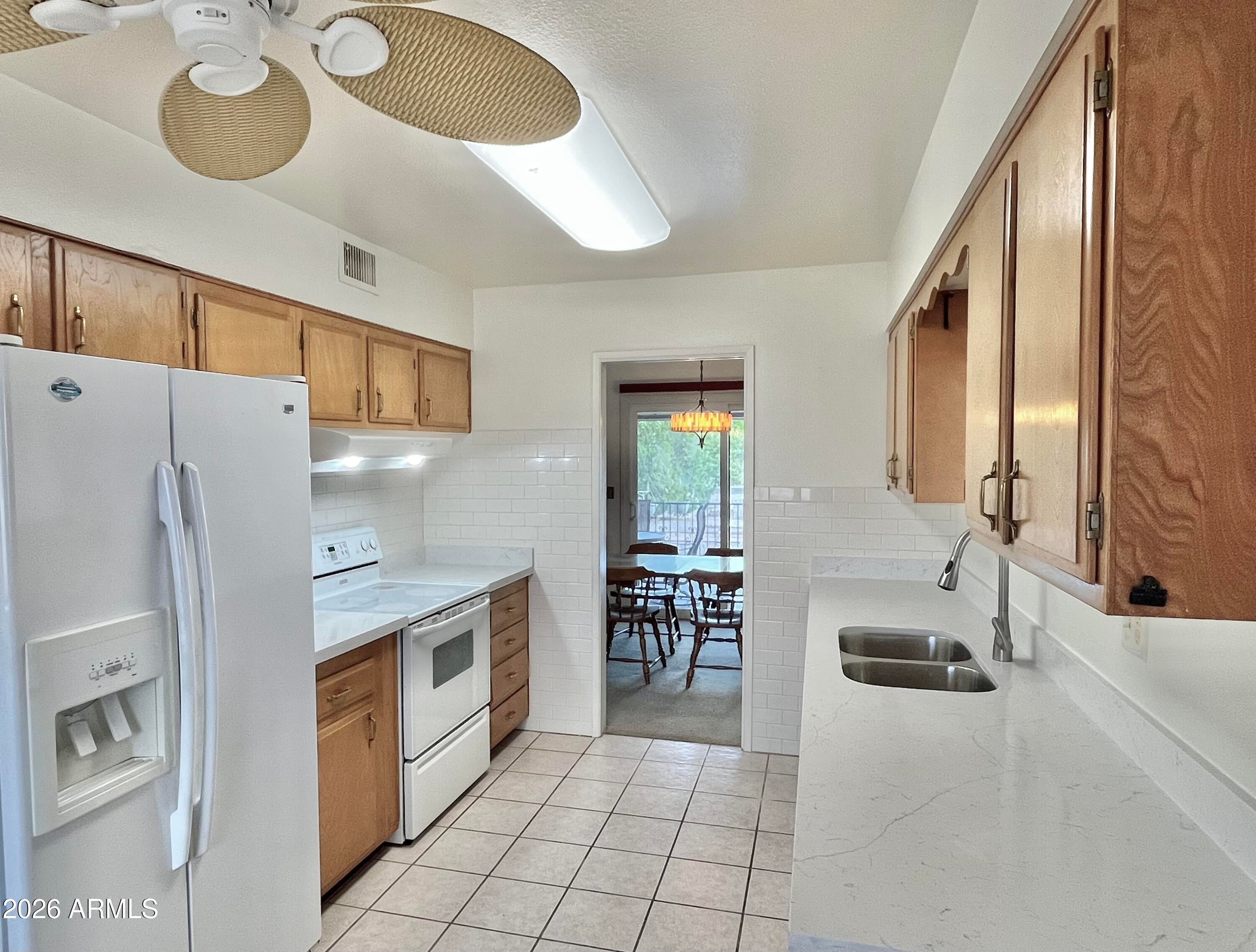 10527 W PRAIRIE HILLS Circle