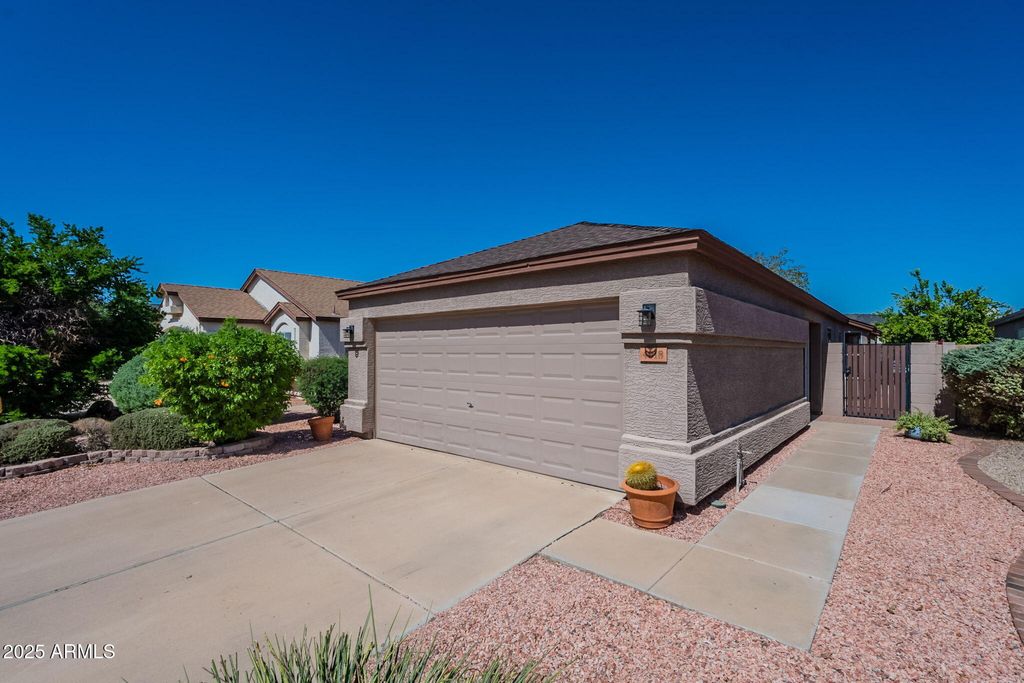 Photo of 4018 W Fallen Leaf Lane, Glendale, AZ 85310 (MLS # 6926915)