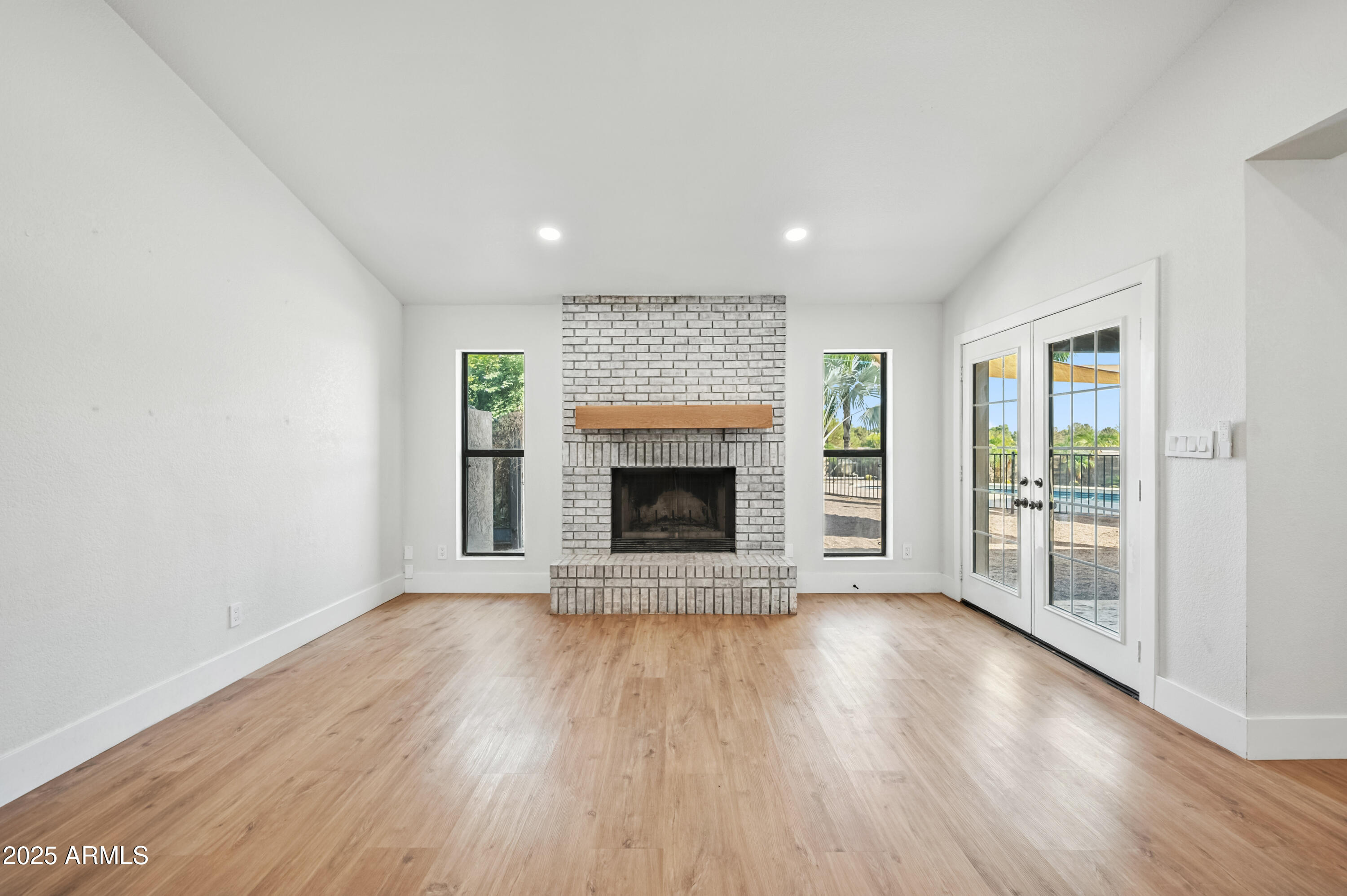2703 E VAUGHN Avenue