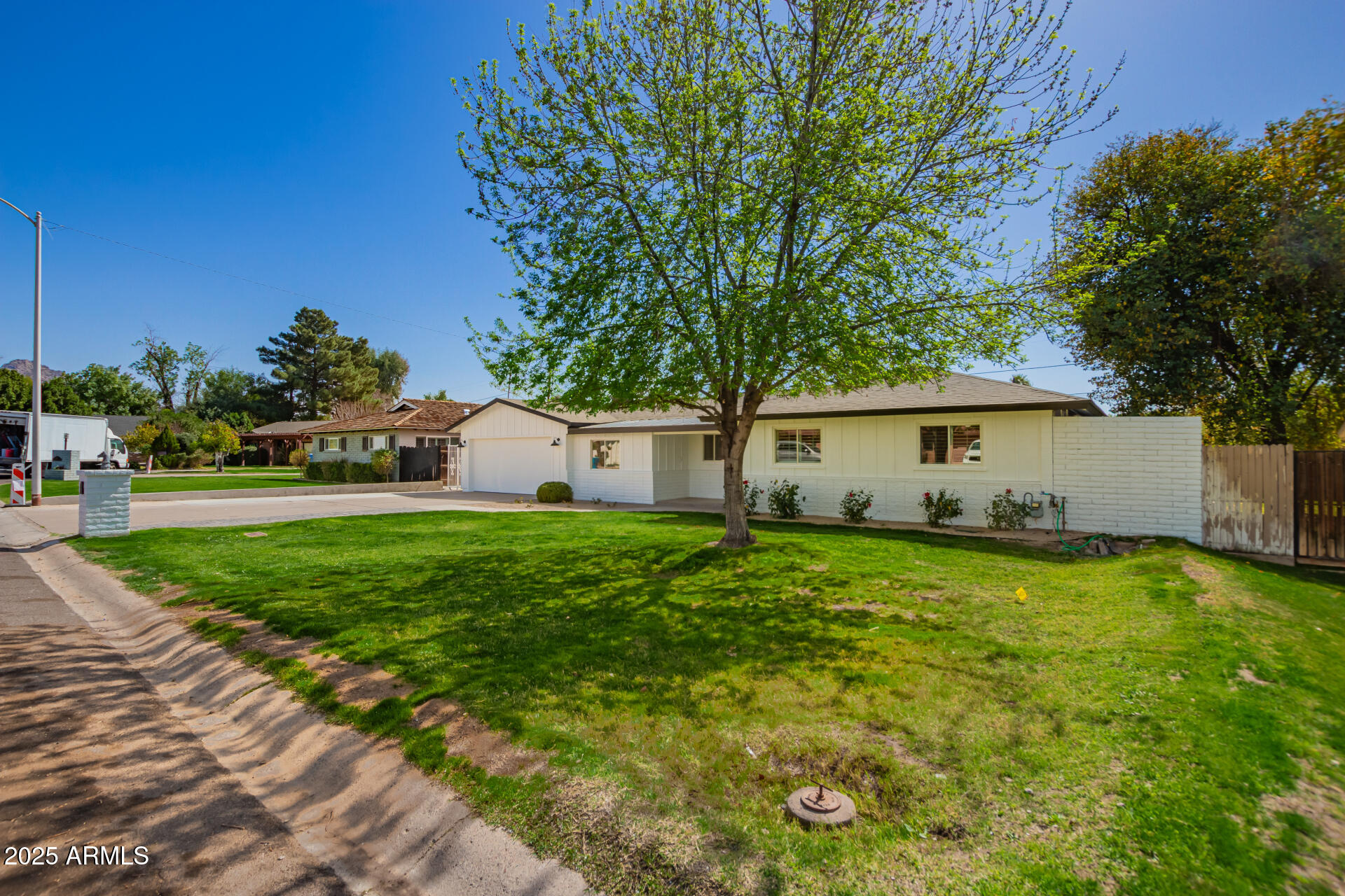 829 E DESERT PARK Lane
