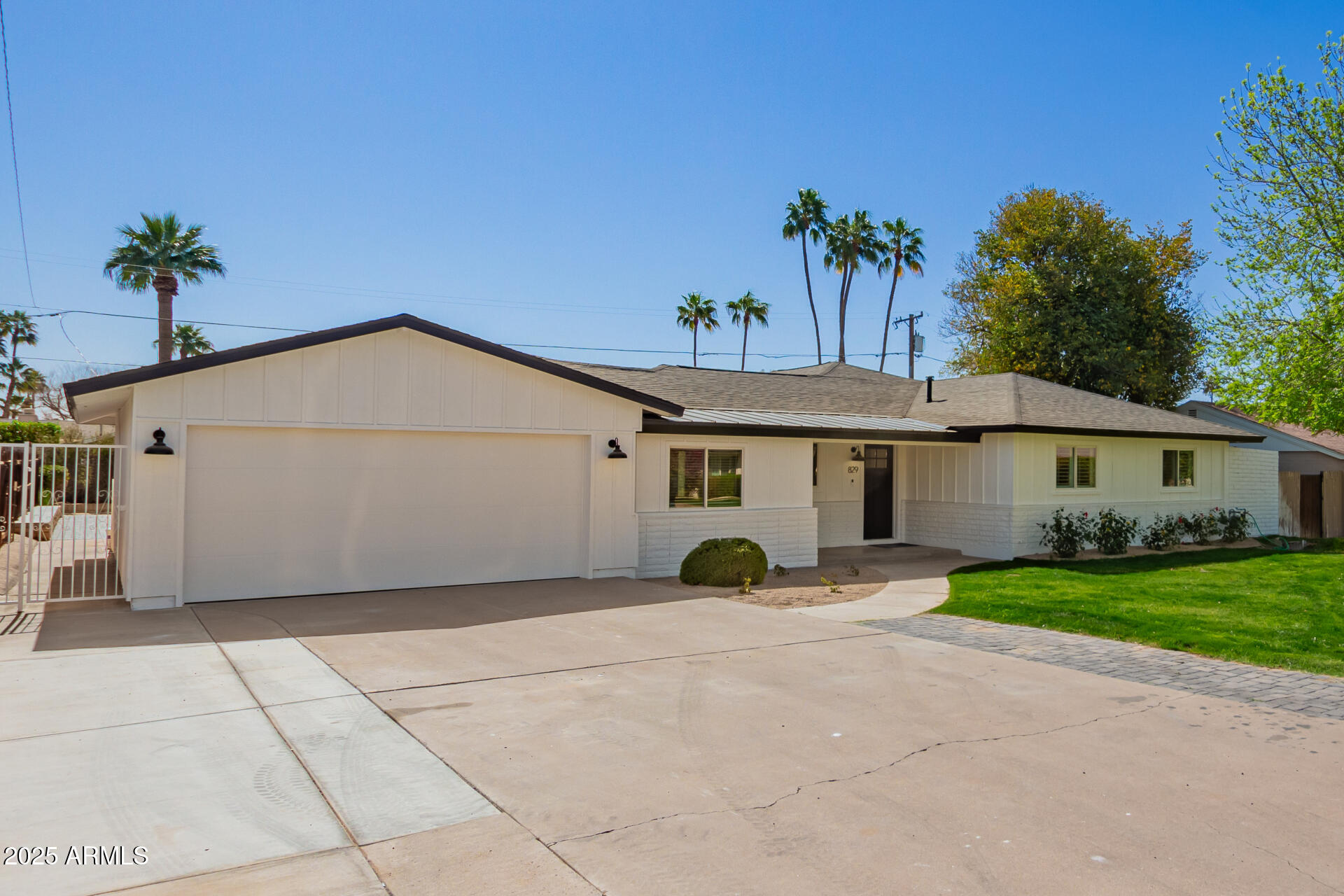 829 E DESERT PARK Lane