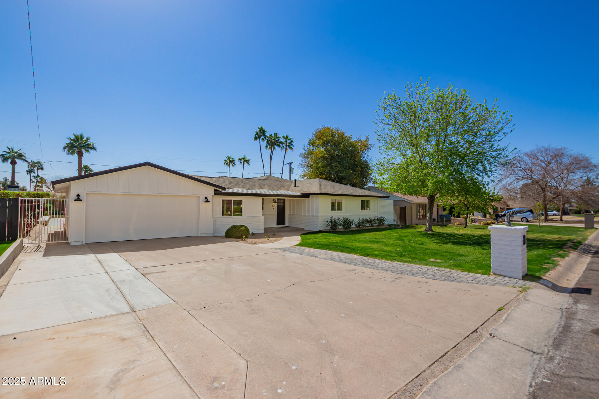 829 E DESERT PARK Lane