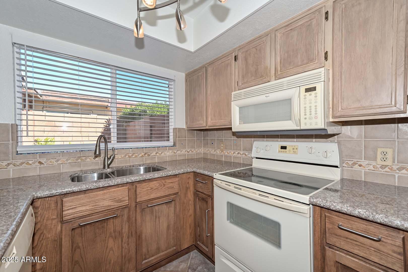 2532 E BLUEFIELD Avenue