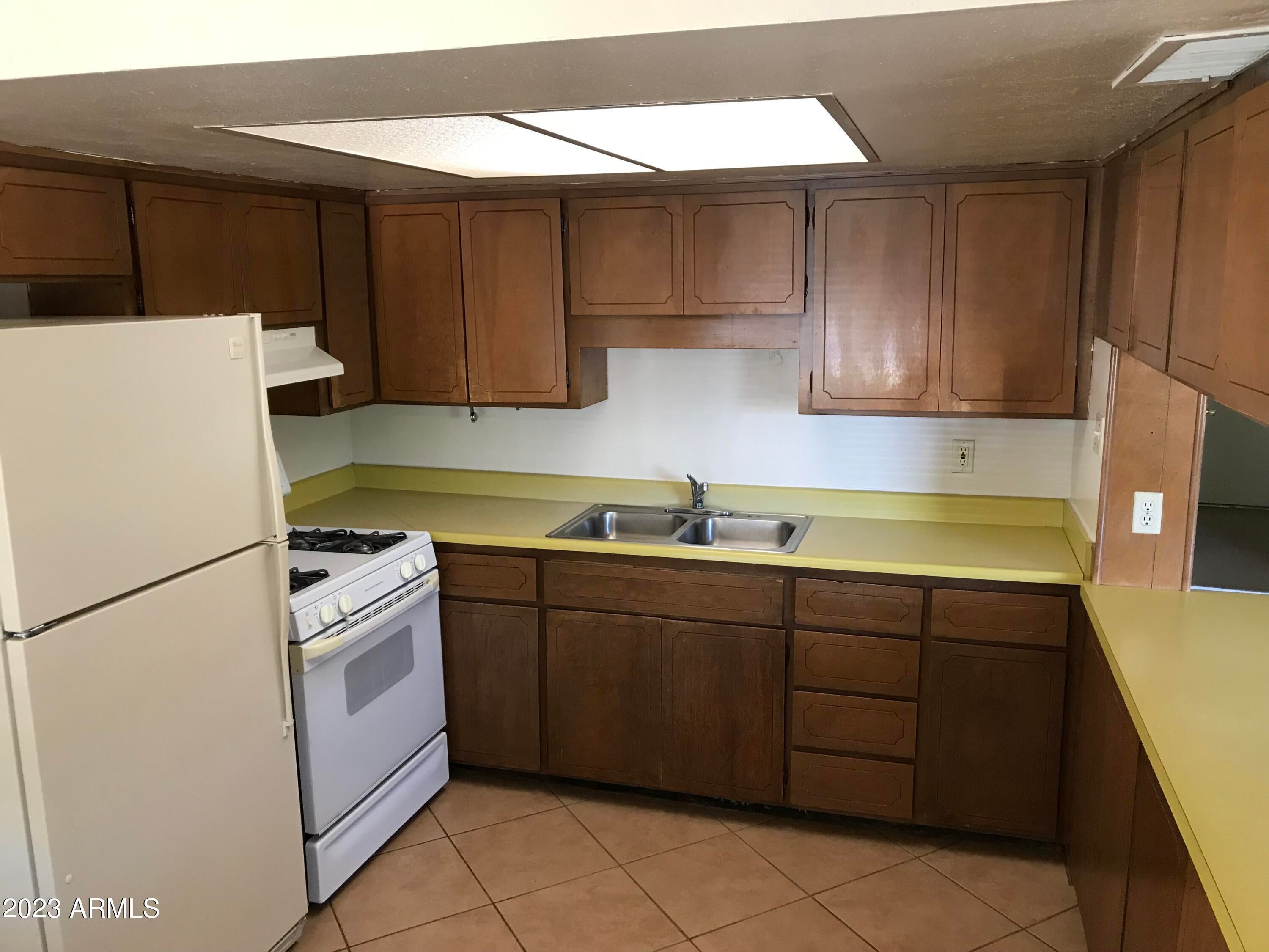 529 W 17TH Place