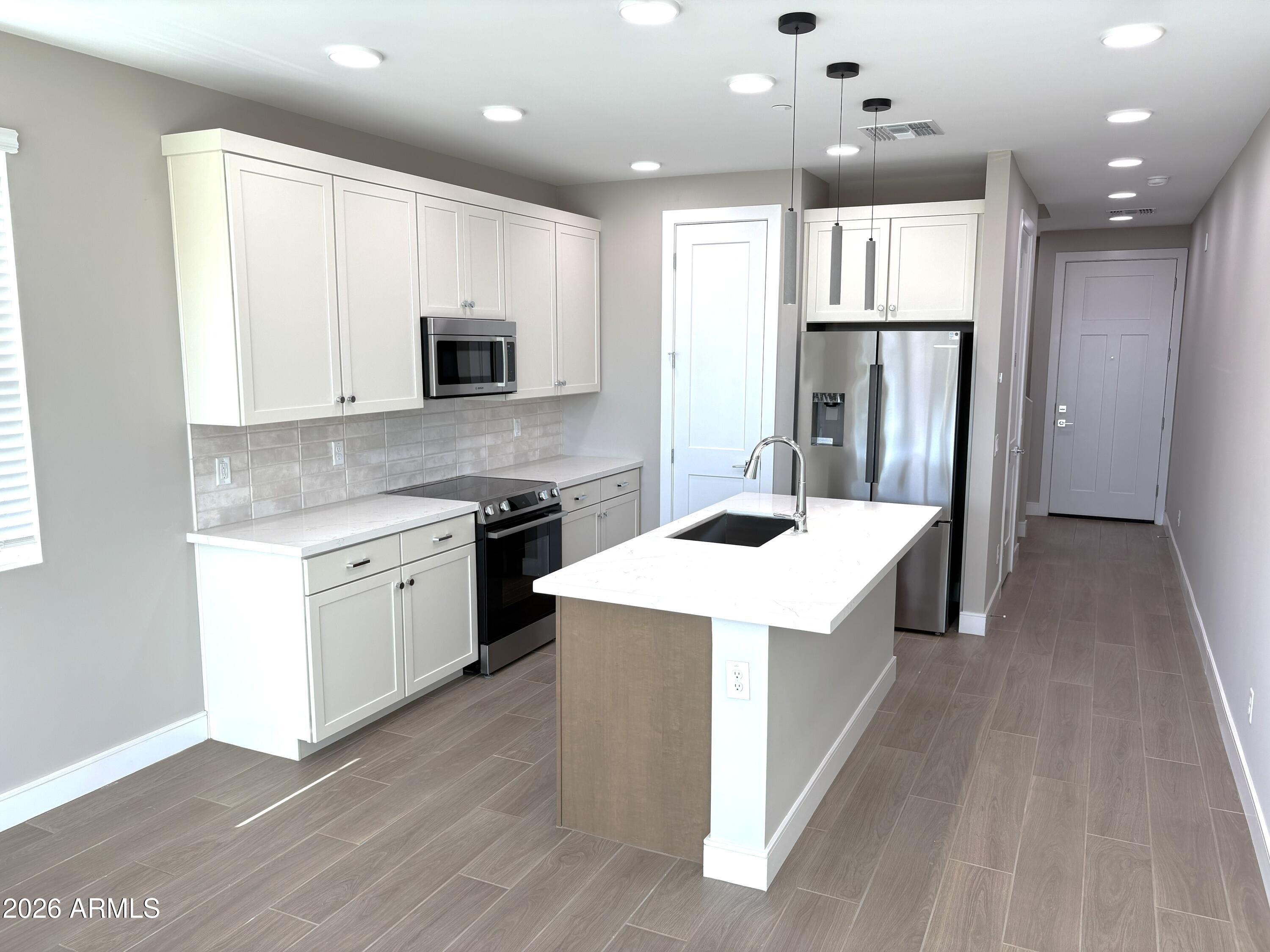 1019 E PASADENA Avenue