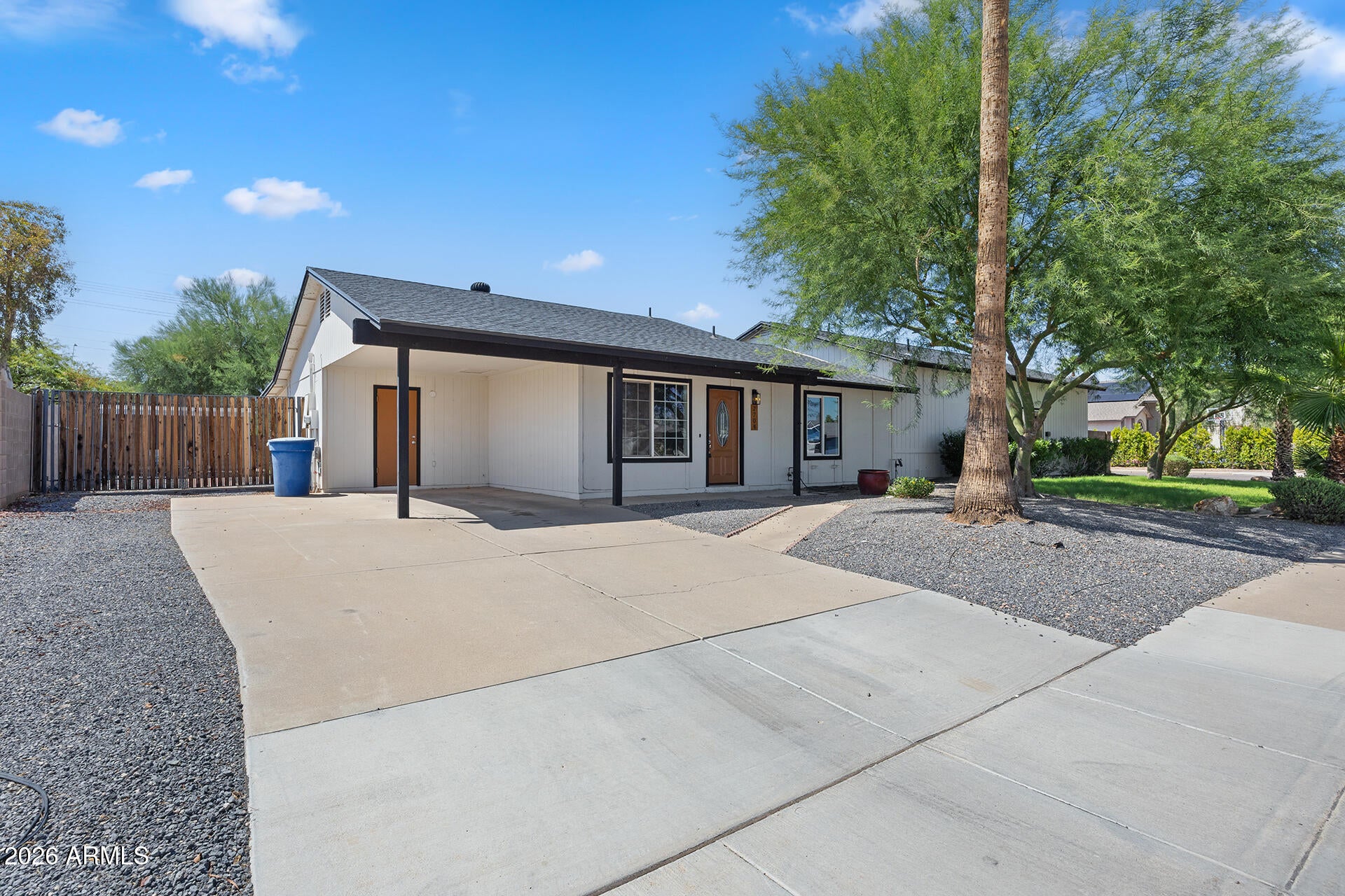 2704 N YUCCA Street