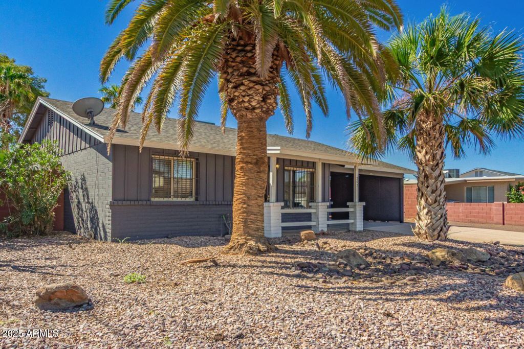 Photo of 307 W Santa Cruz Drive, Tempe, AZ 85282 (MLS # 6940371)