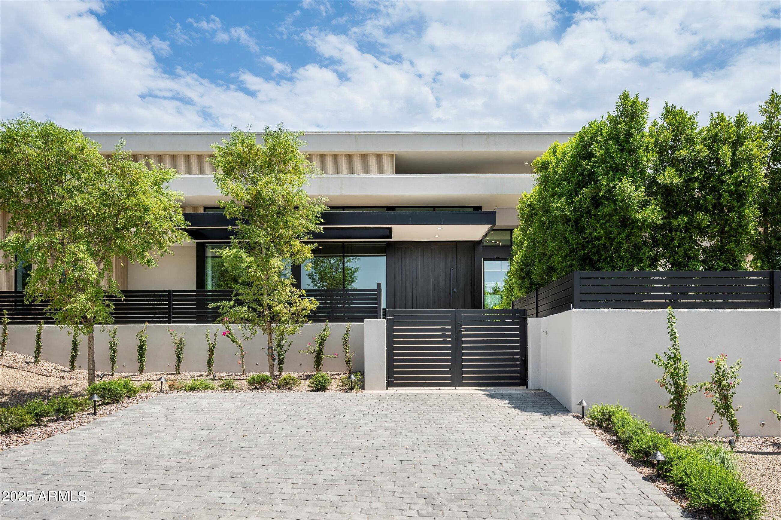 6535 N 40TH Place