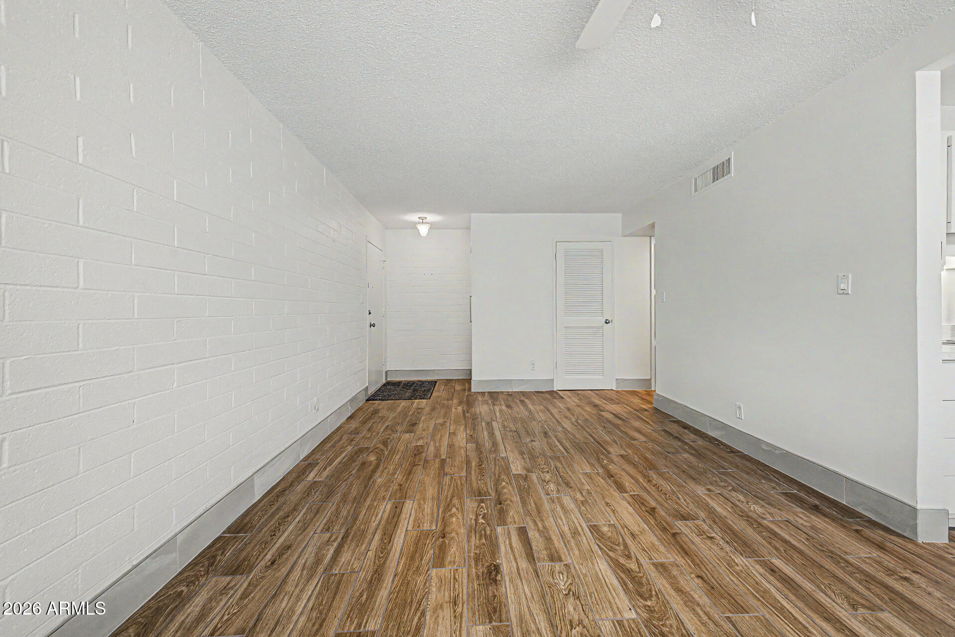 2633 W Rose Lane B114