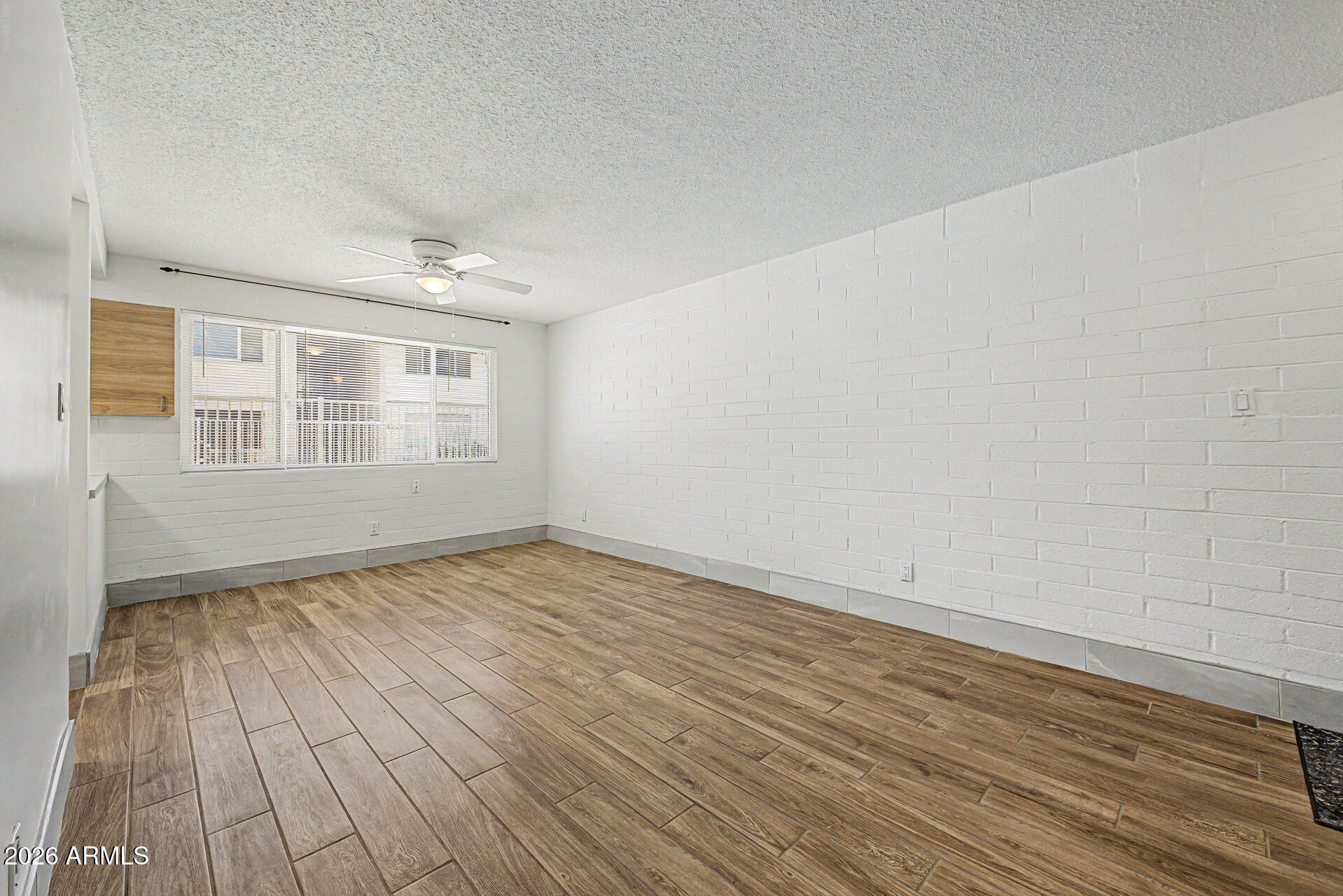 2633 W Rose Lane B114