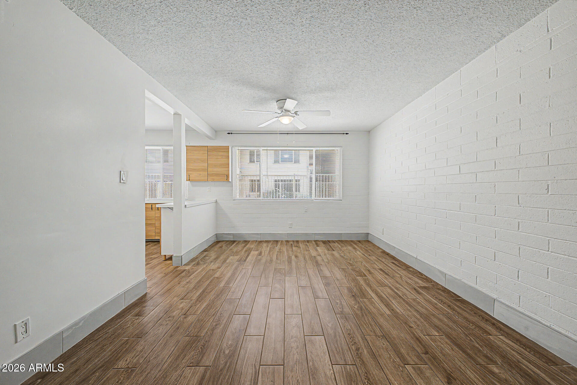 2633 W Rose Lane B114