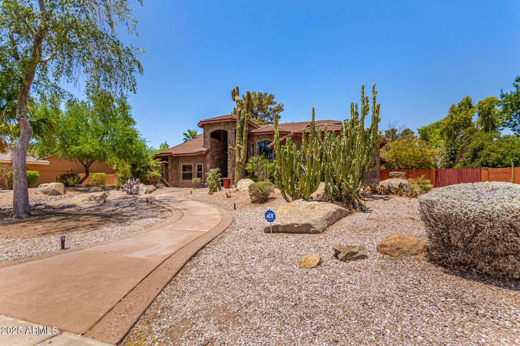 Photo of 8606 S Dorsey Lane, Tempe, AZ 85284 (MLS # 6883070)