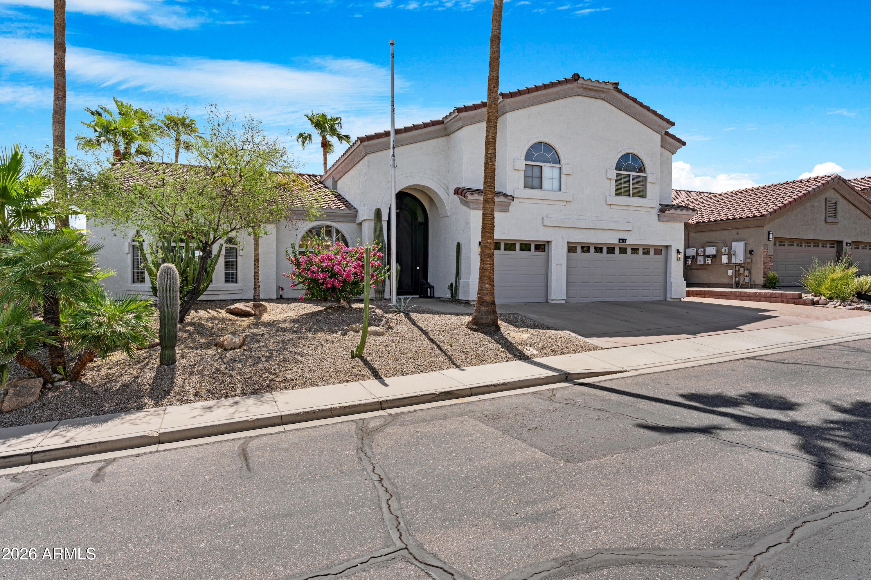 1825 E MARILYN Road