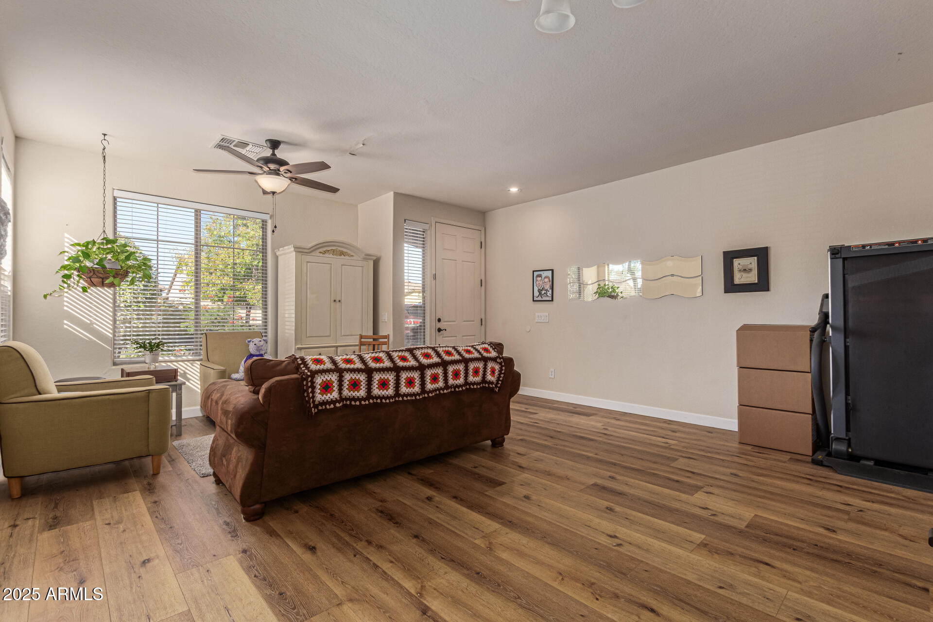 1193 W DESERT HOLLOW Drive