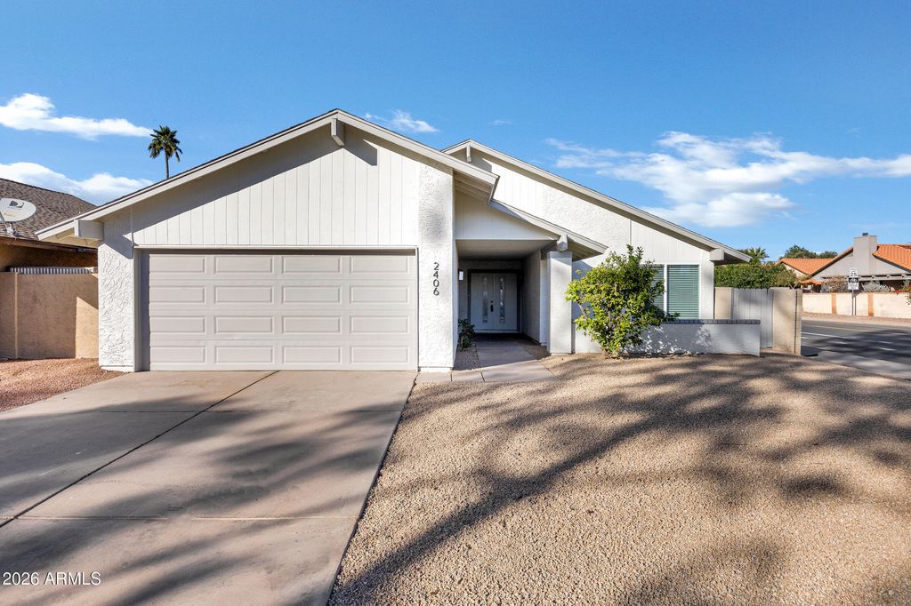 Photo of 2406 W Los Lagos Vista, Mesa, AZ 85202 (MLS # 6970668)