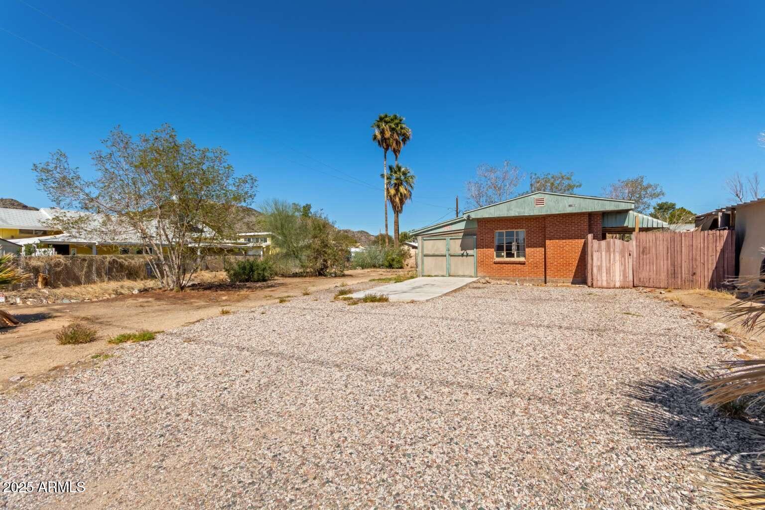 1122 E CINNABAR Avenue
