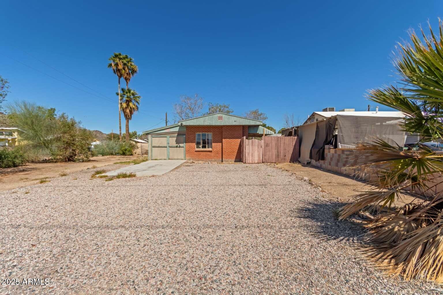1122 E CINNABAR Avenue