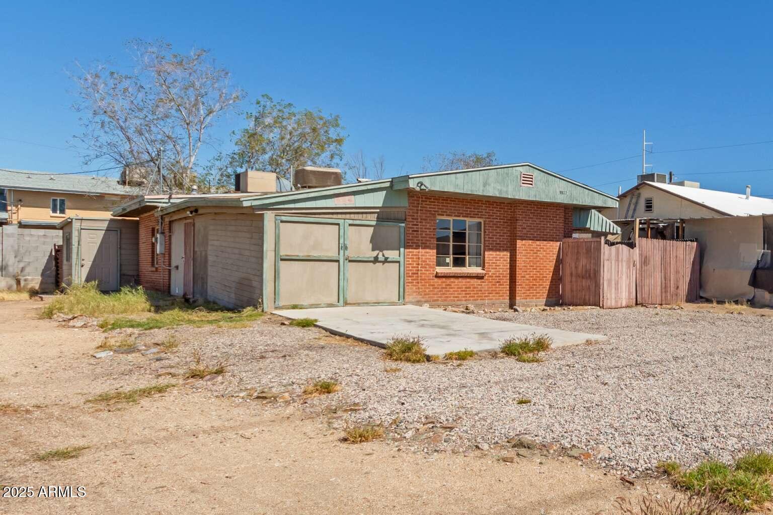 1122 E CINNABAR Avenue