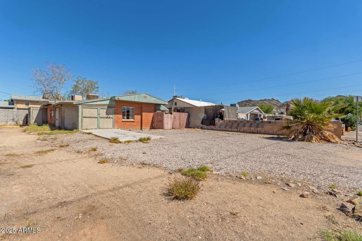 1122 E CINNABAR Avenue