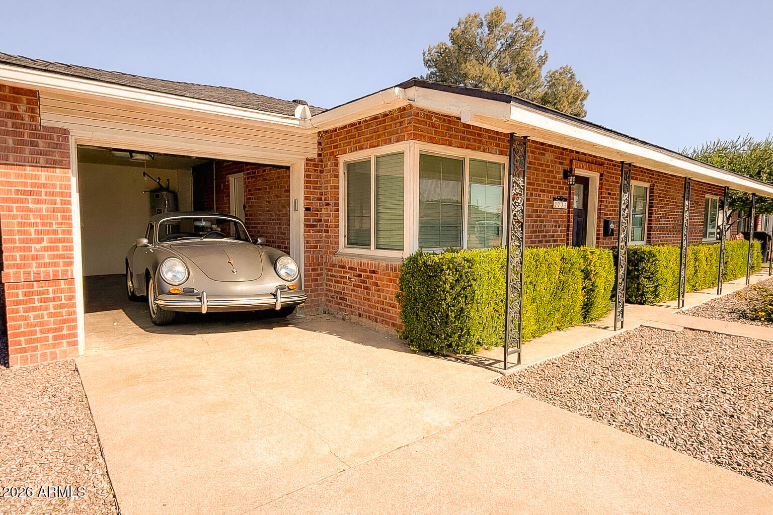 2226 E DEVONSHIRE Avenue