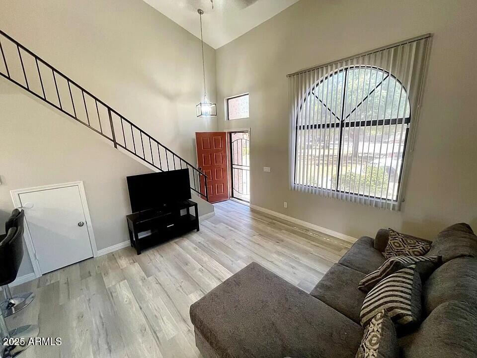 500 N ROOSEVELT Avenue 53