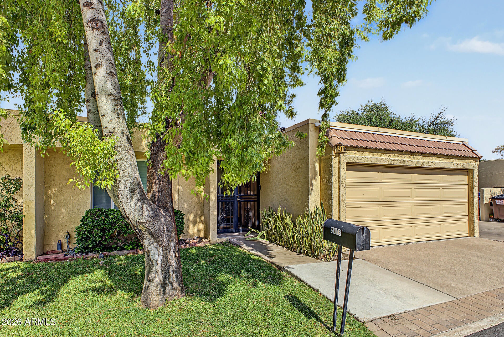 2116 W CLAREMONT Street