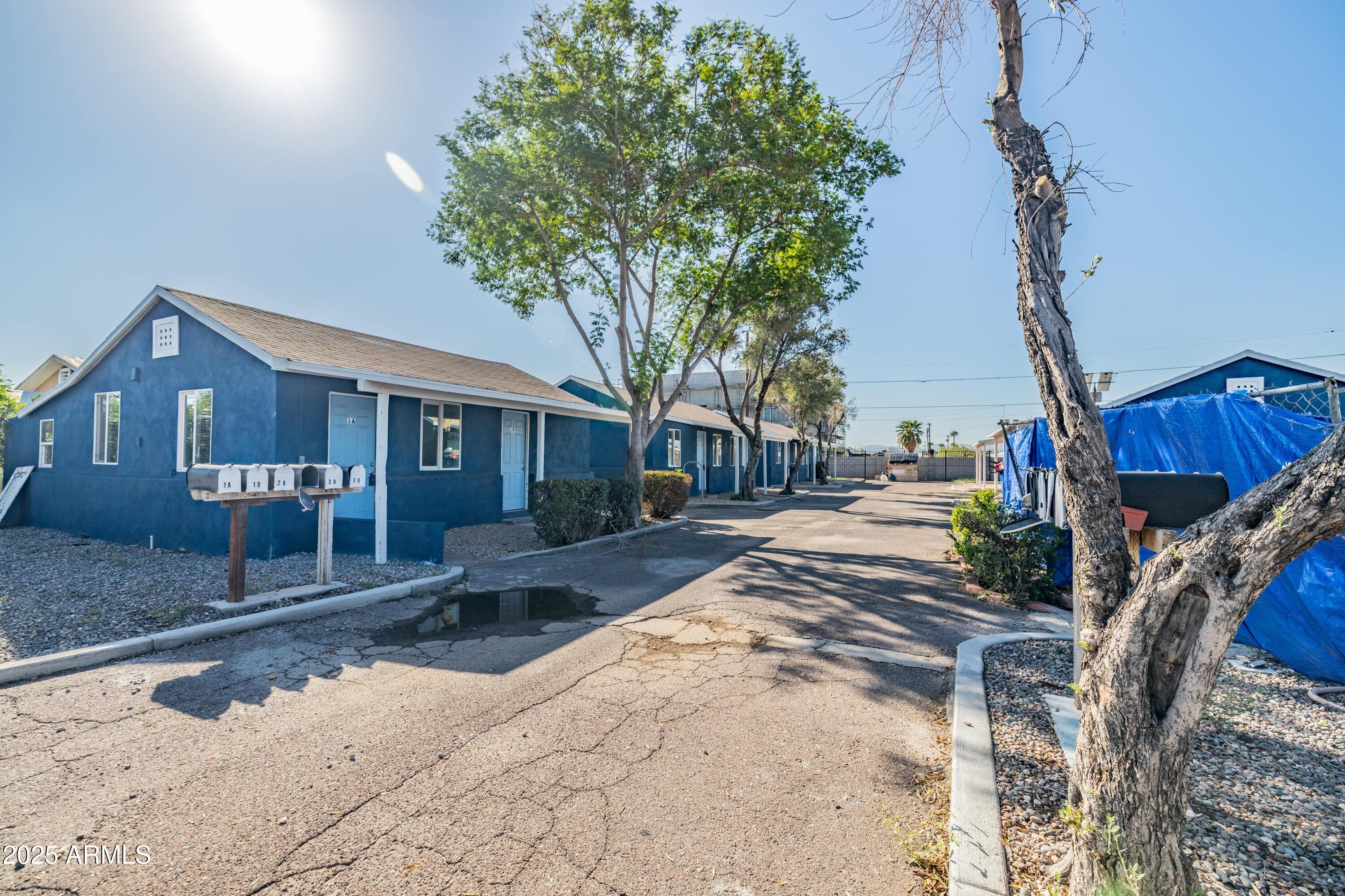 1545 W ROOSEVELT Street