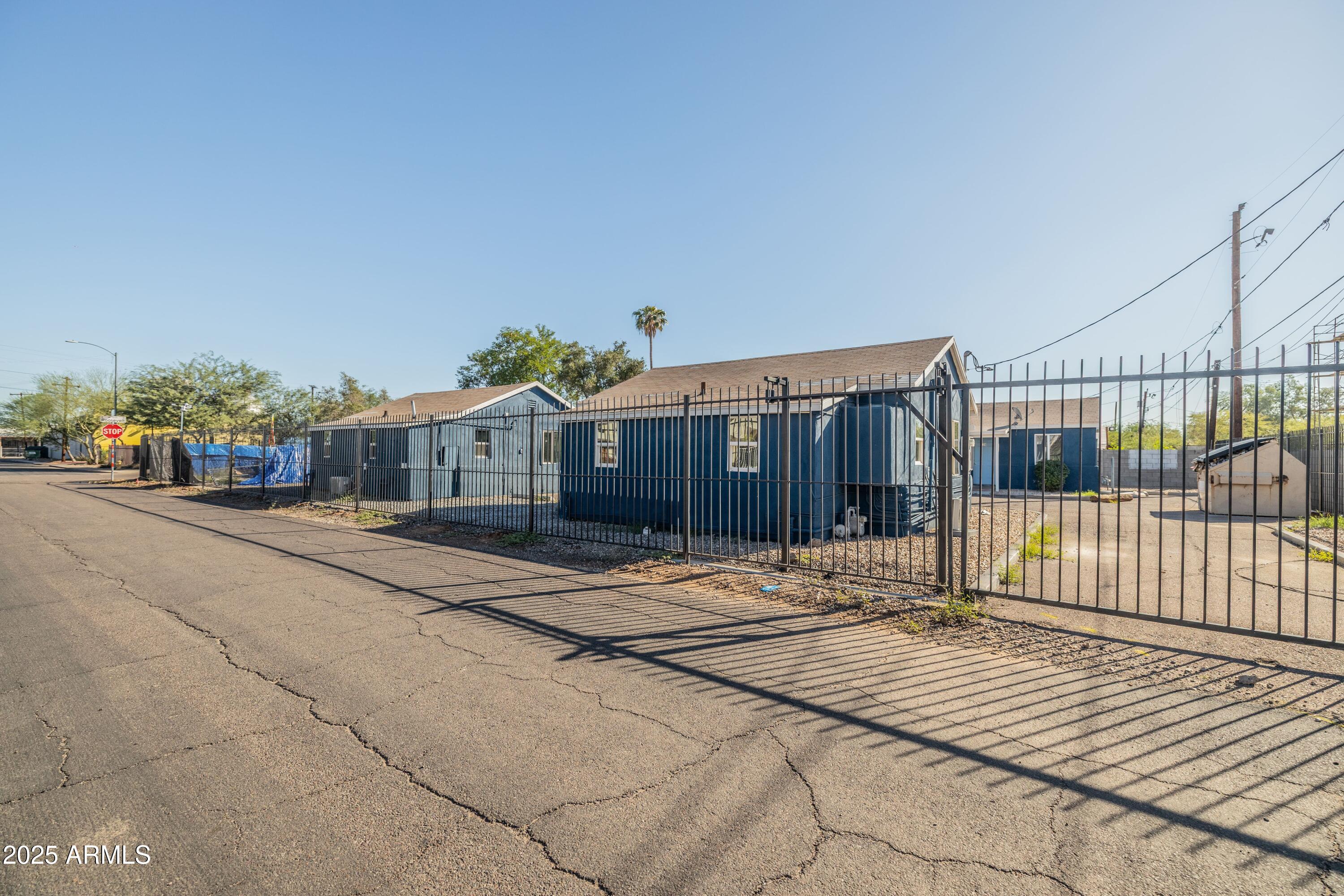 1545 W ROOSEVELT Street