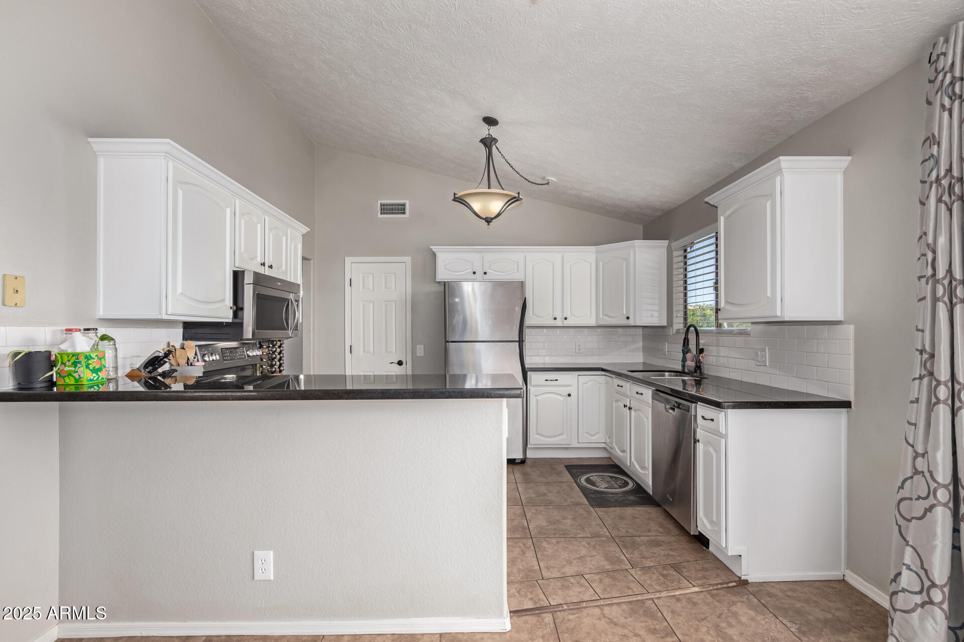 3302 E HIDDENVIEW Drive