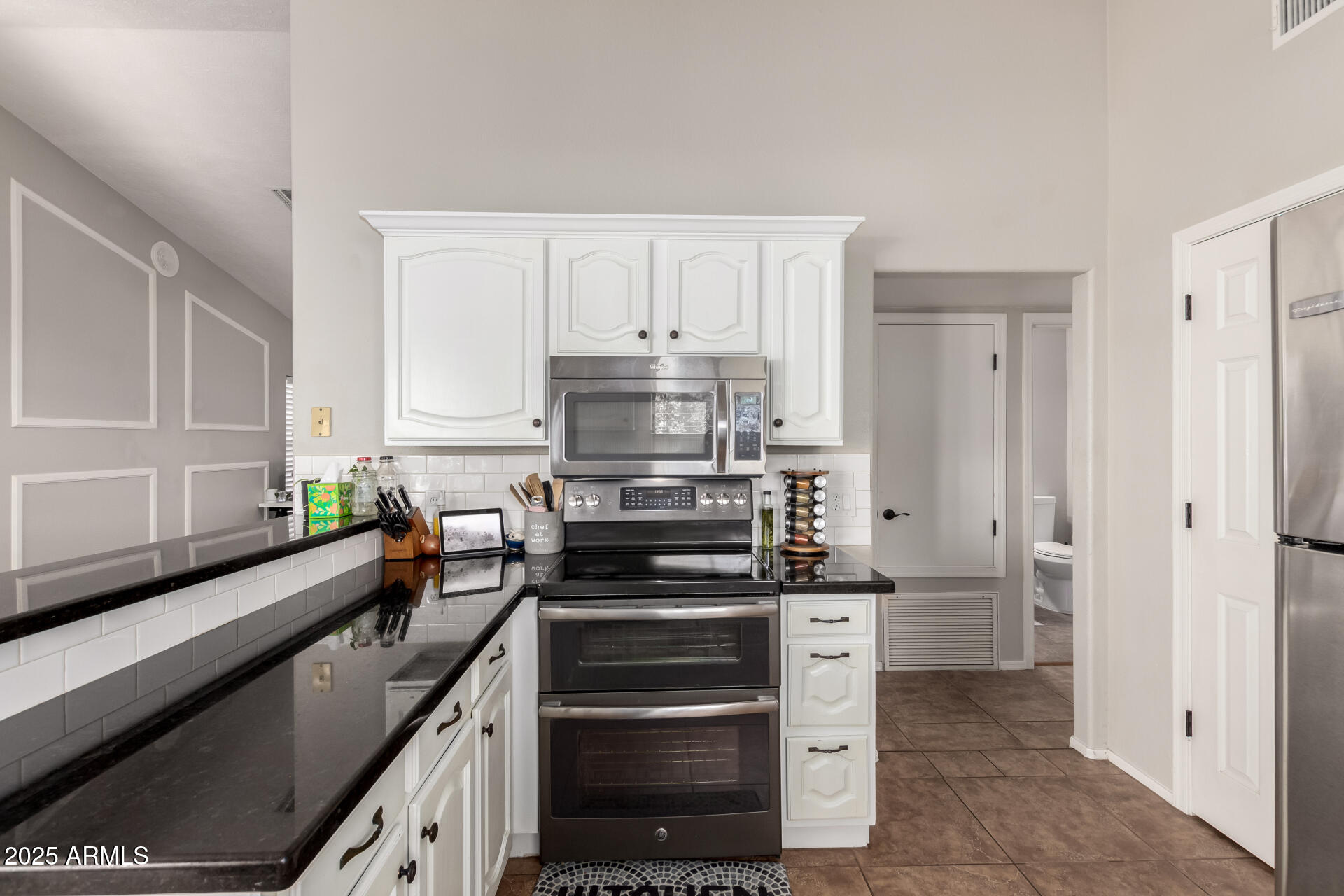 3302 E HIDDENVIEW Drive