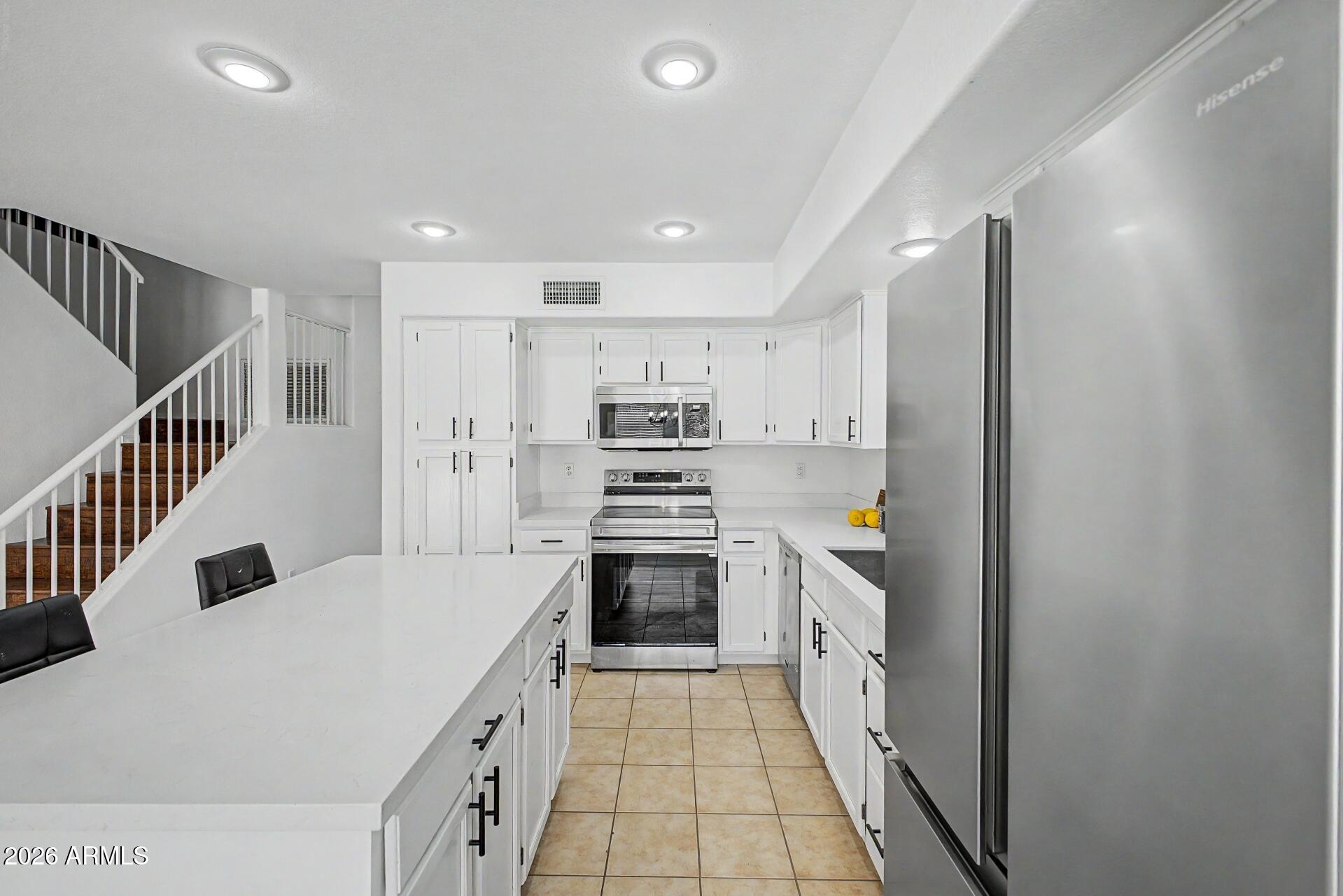 1053 W MYRNA Lane