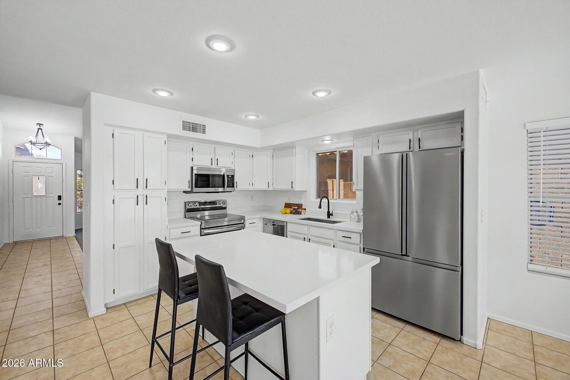 1053 W MYRNA Lane