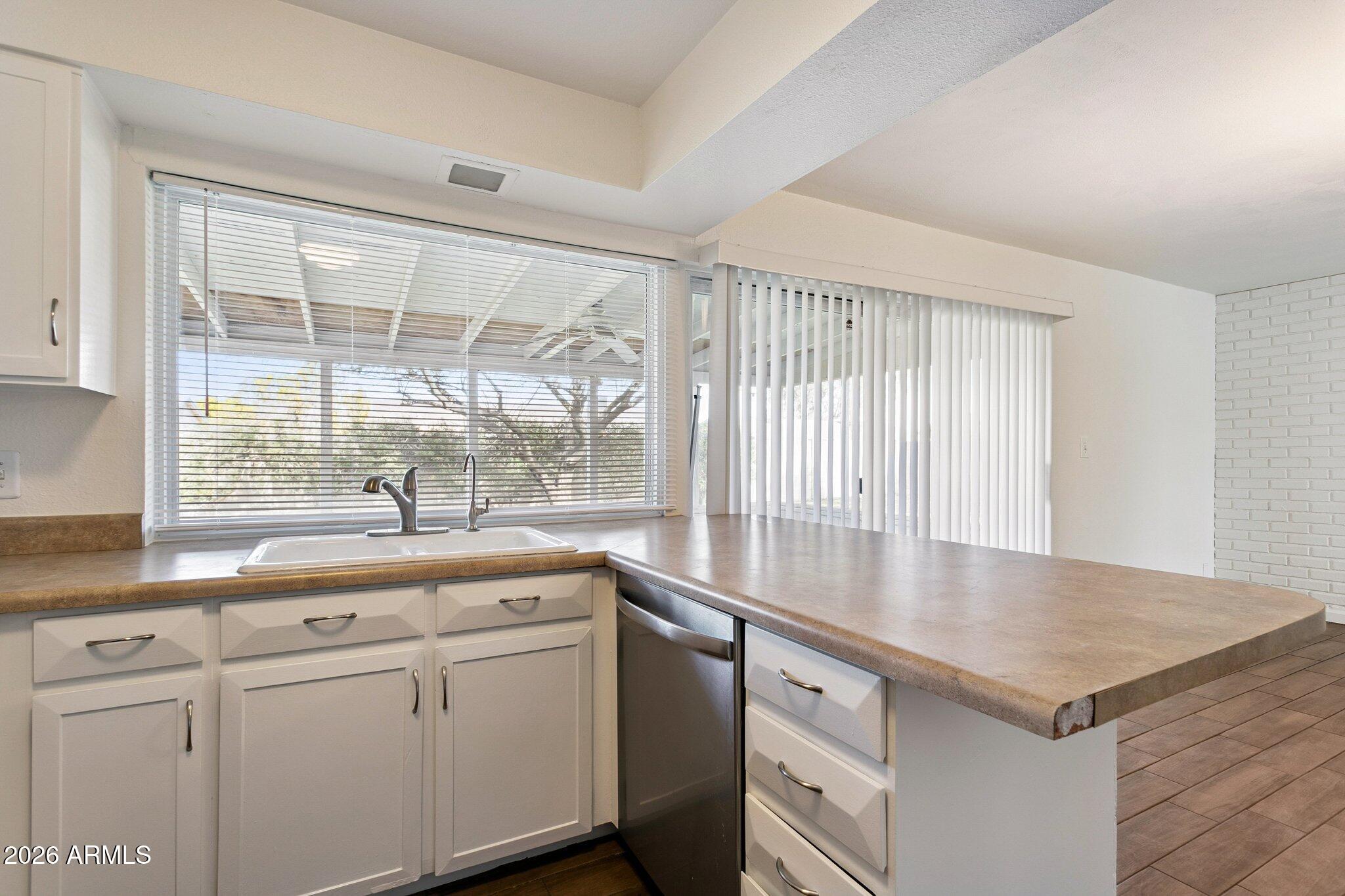 3416 E ALTADENA Avenue