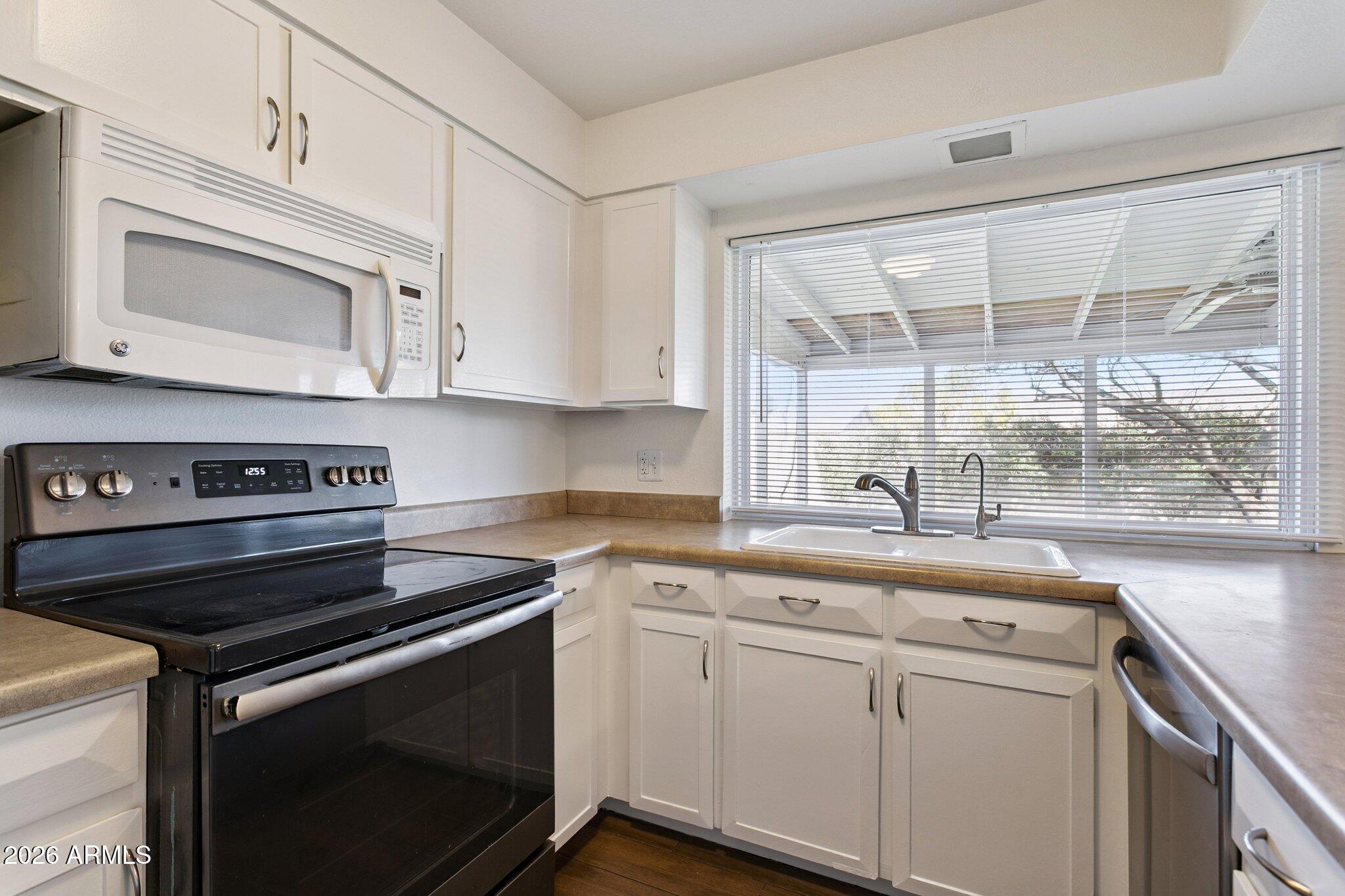 3416 E ALTADENA Avenue