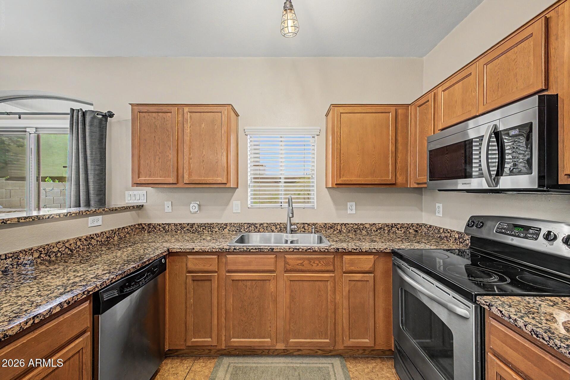 2725 E MINE CREEK Road 1028