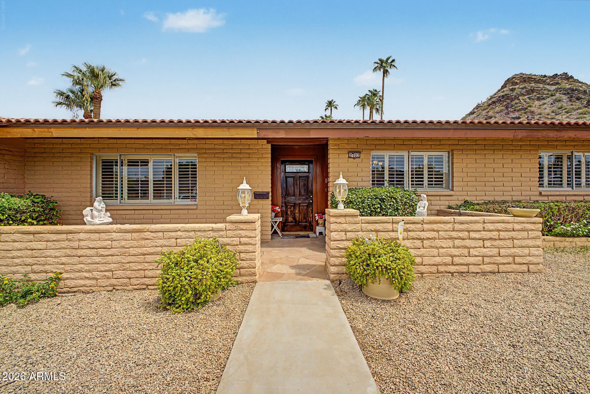 2302 E LINCOLN Circle