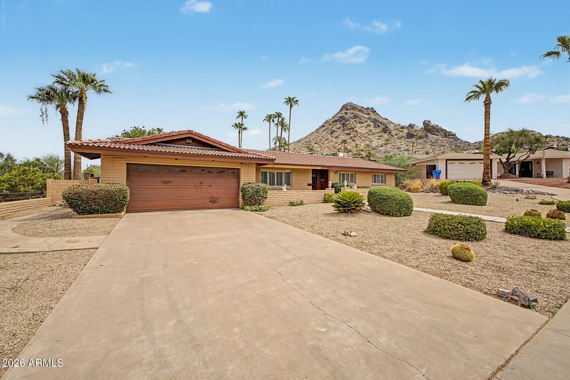 2302 E LINCOLN Circle