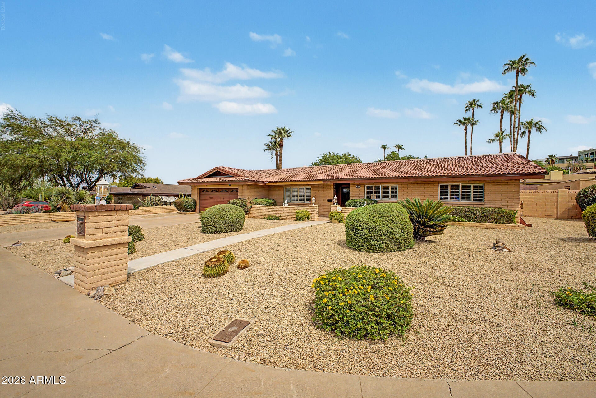 2302 E LINCOLN Circle