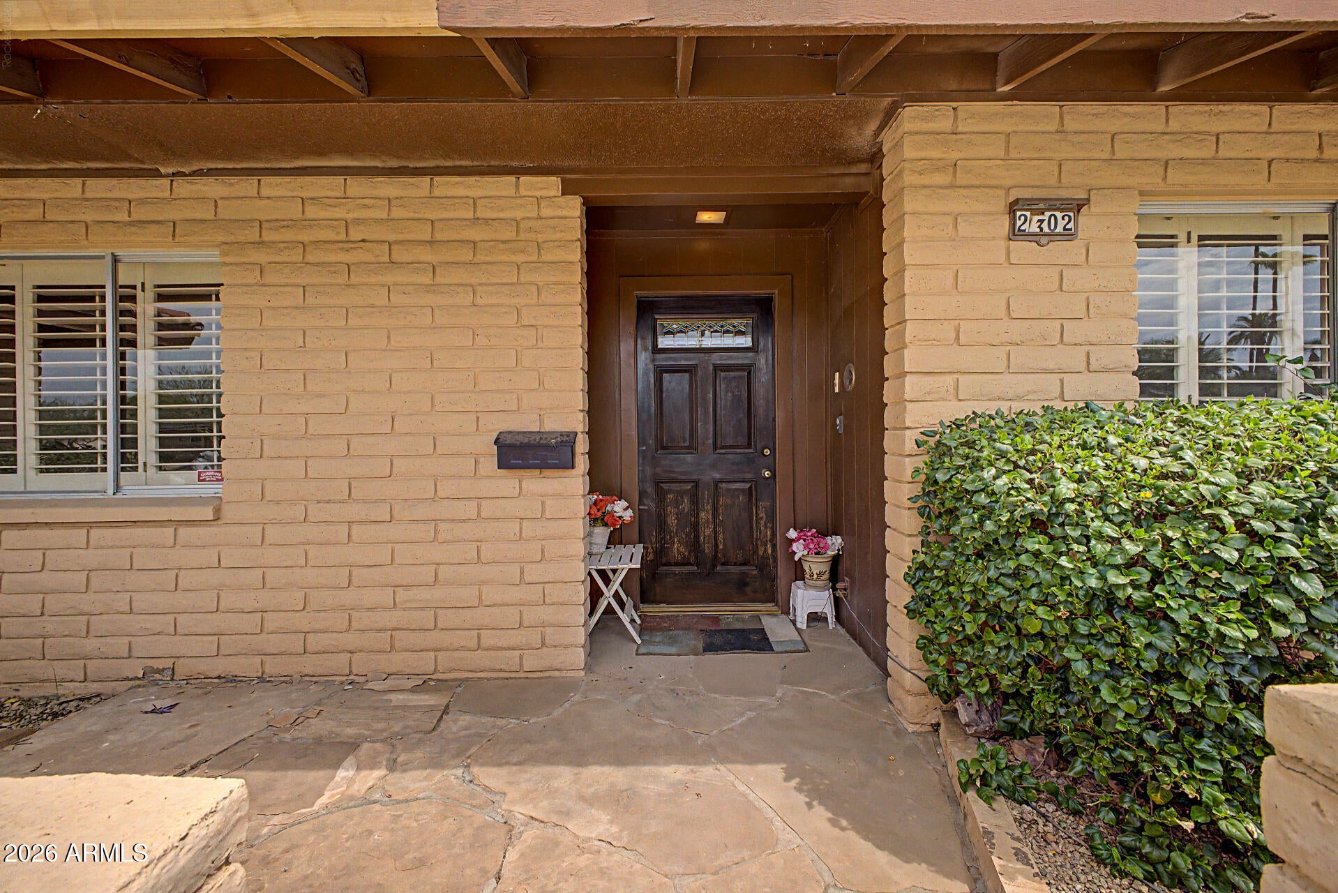 2302 E LINCOLN Circle