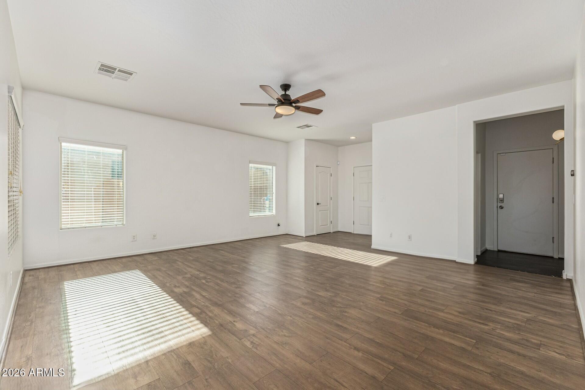 1052 W PAISLEY Drive