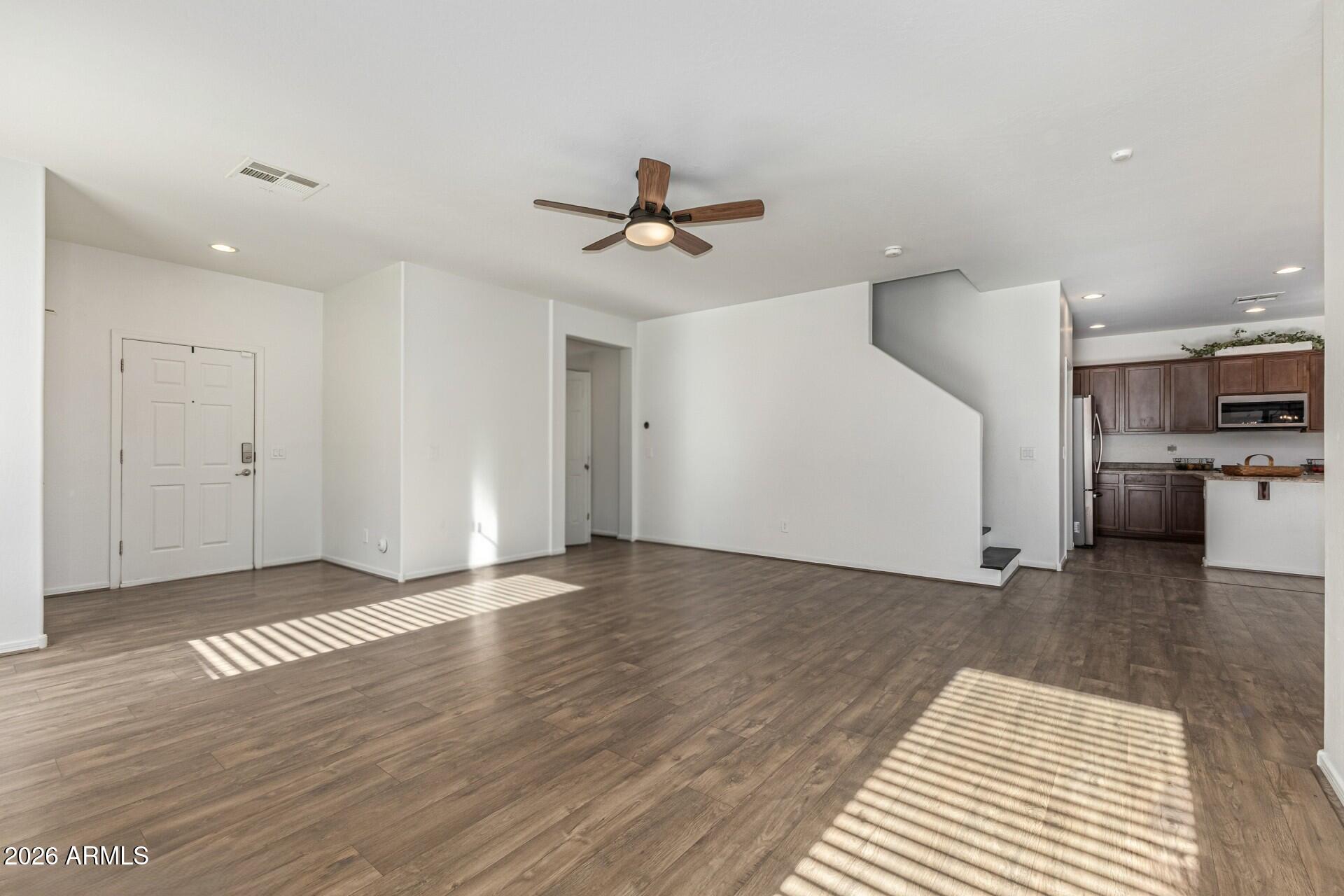 1052 W PAISLEY Drive