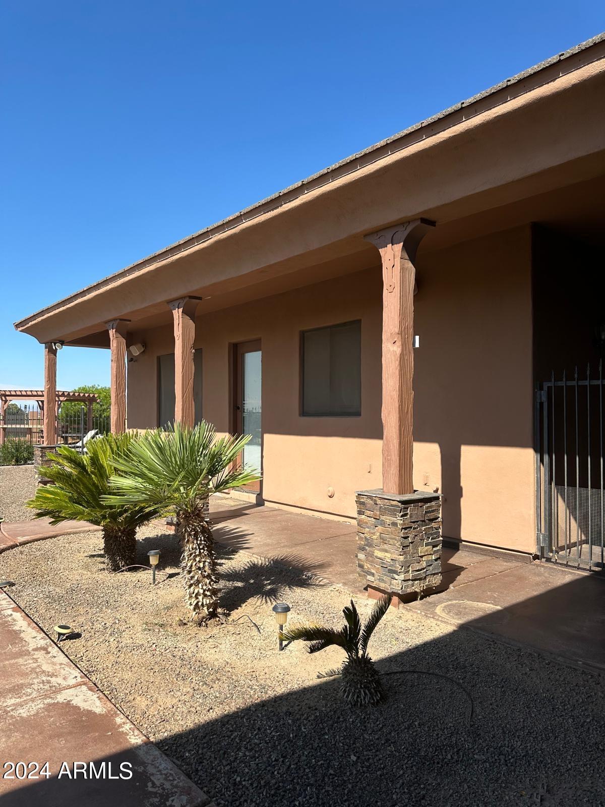 376 N IRON HORSE Drive