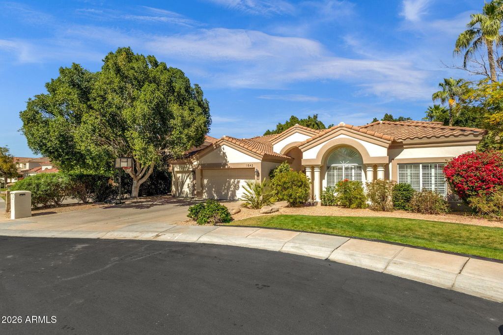 Photo of 1542 E Catamaran Drive, Gilbert, AZ 85234 (MLS # 6994083)