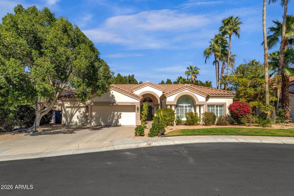 Photo of 1542 E Catamaran Drive, Gilbert, AZ 85234 (MLS # 6994083)