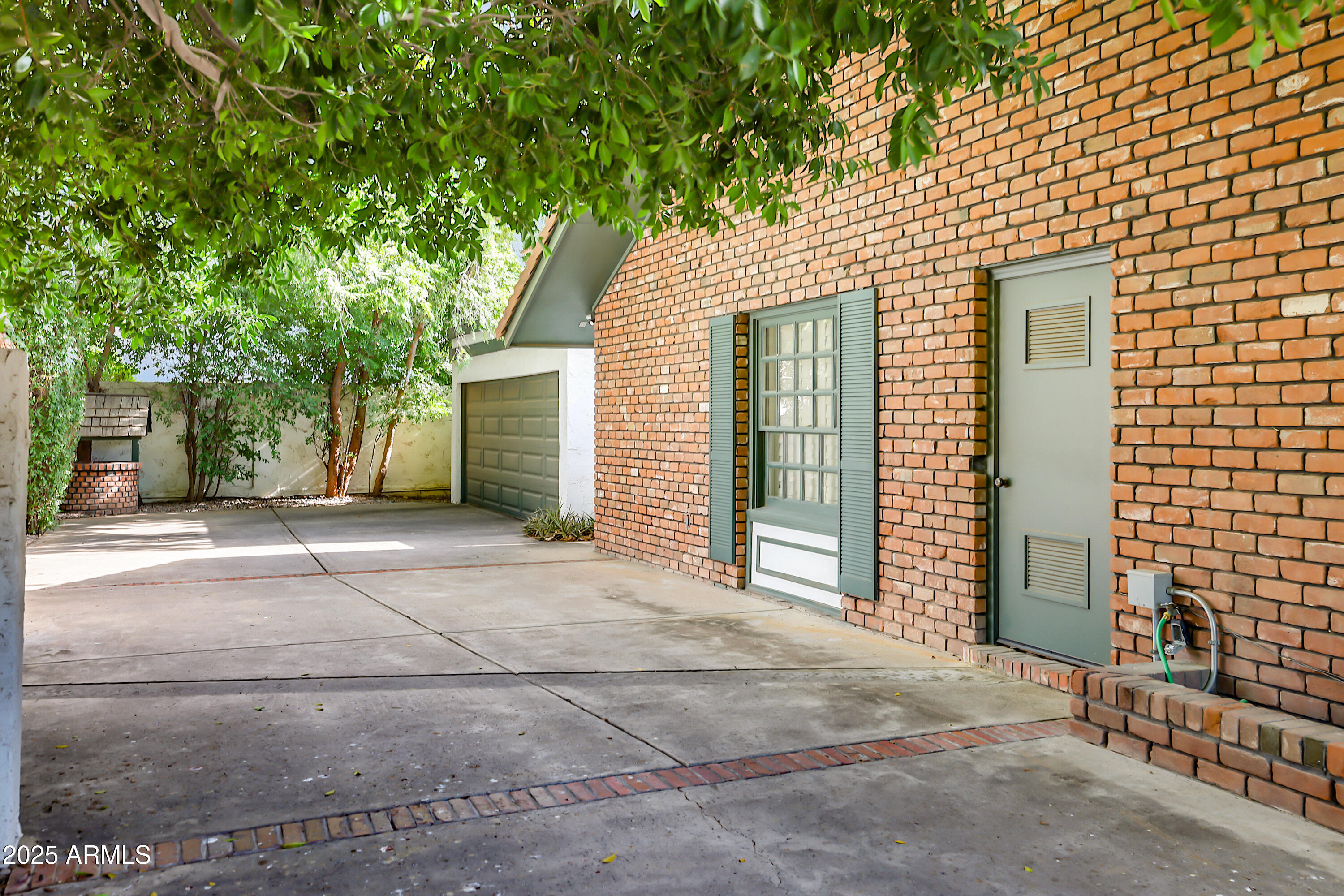 211 W KALER Drive