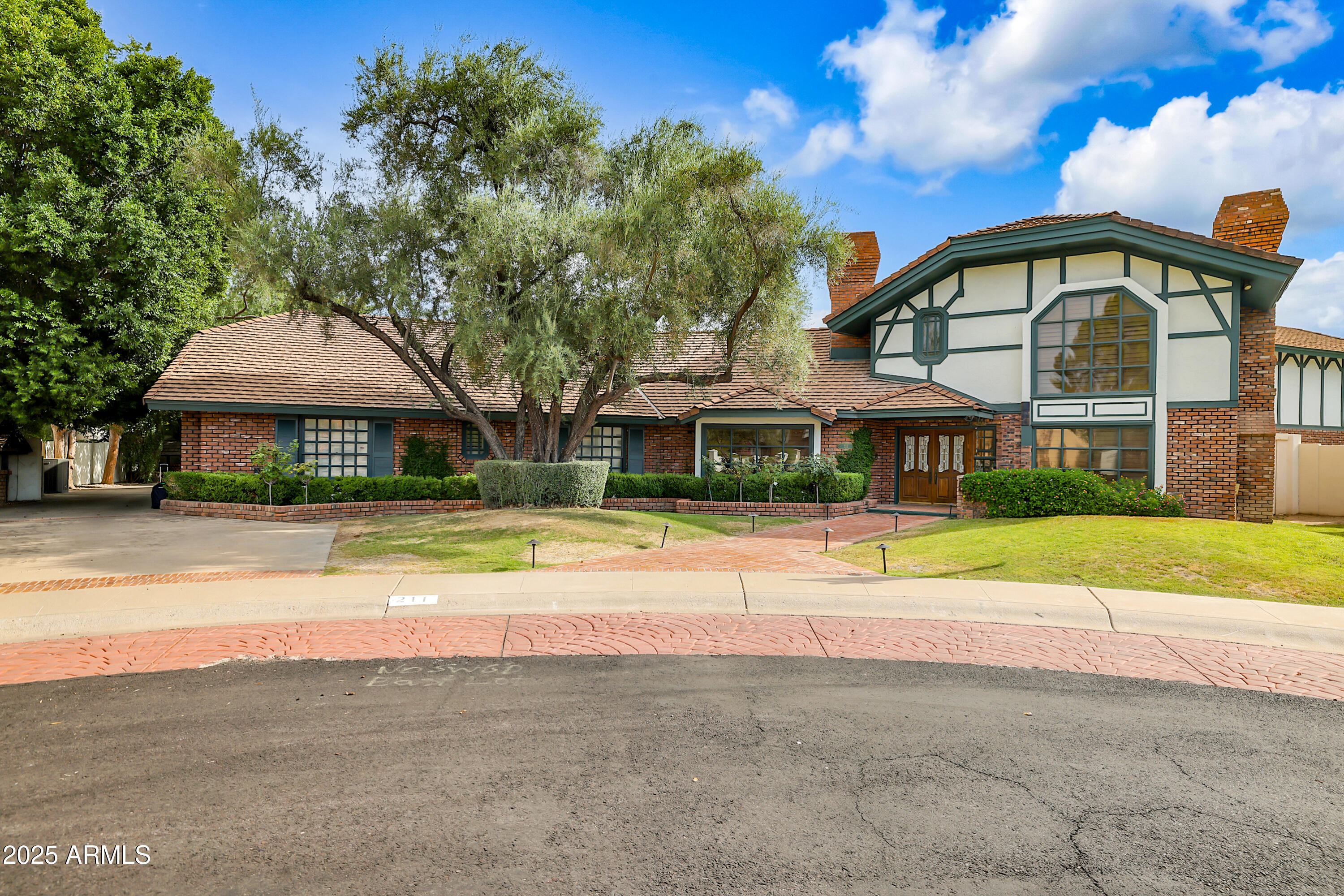 211 W KALER Drive