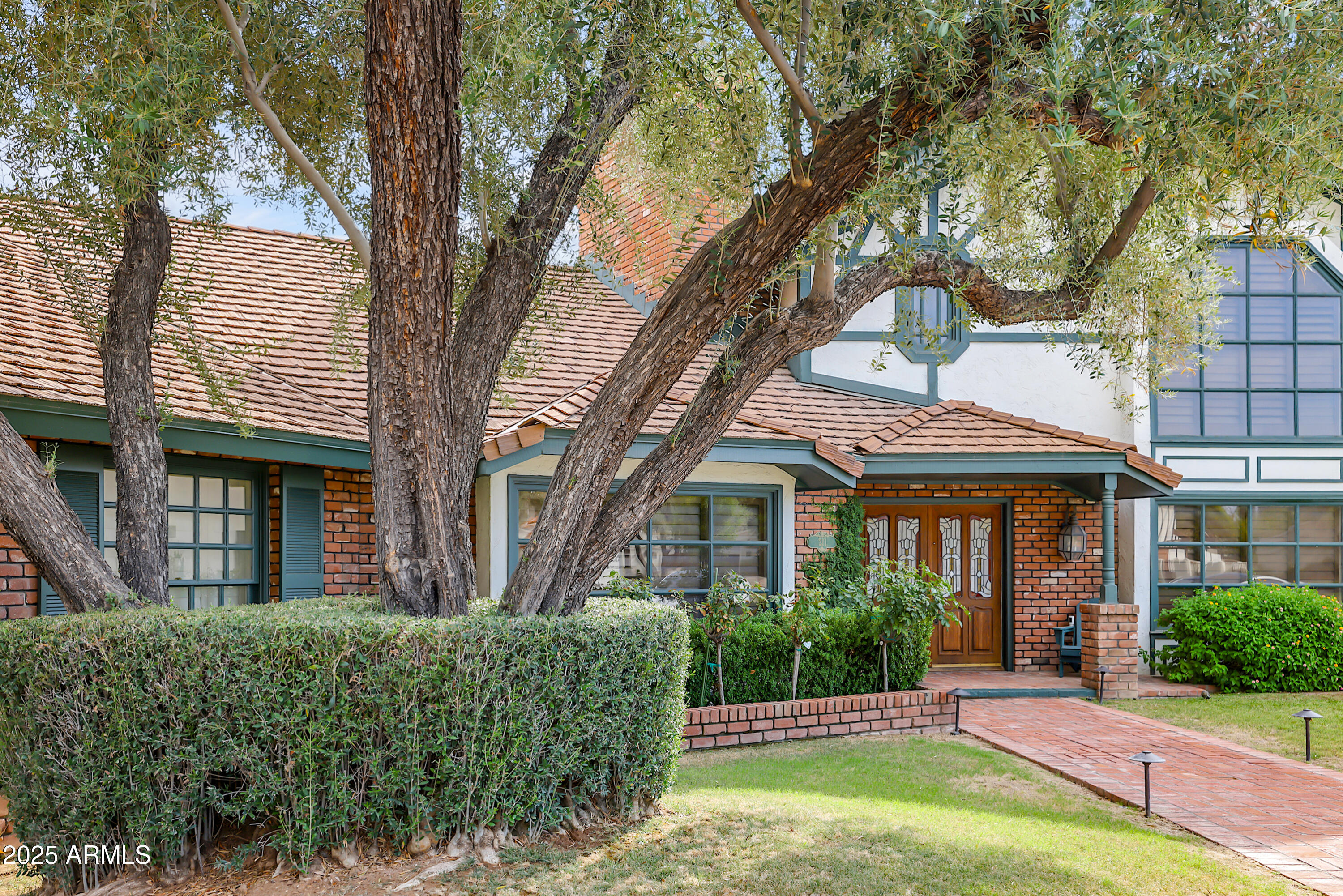 211 W KALER Drive